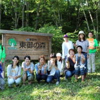 森林保全活動を行う「東御の森」での記念撮影