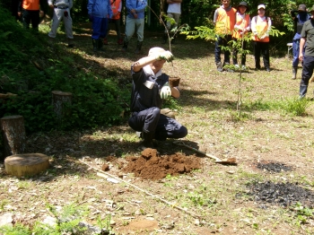 森林組合の職員が植樹の方法を参加者にレクチャー